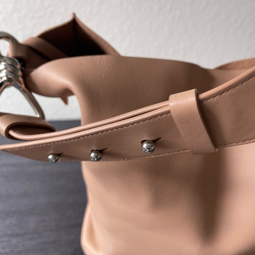 ALLSAINTS CAPTAIN LEATHER NORTH TOTE
SOUTH USED A FEW TIMES JUST LIKE BRAND NEW - Picture 10 of 11